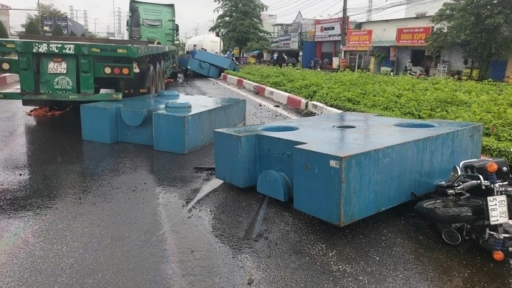 4 khoi sat roi khoi xe container, trung nguoi di xe may o TP.HCM hinh anh