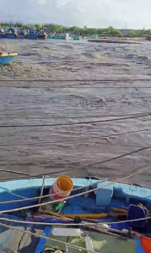 Tau thuyen ven bien xa Lien Huong bi cuon troi hinh anh