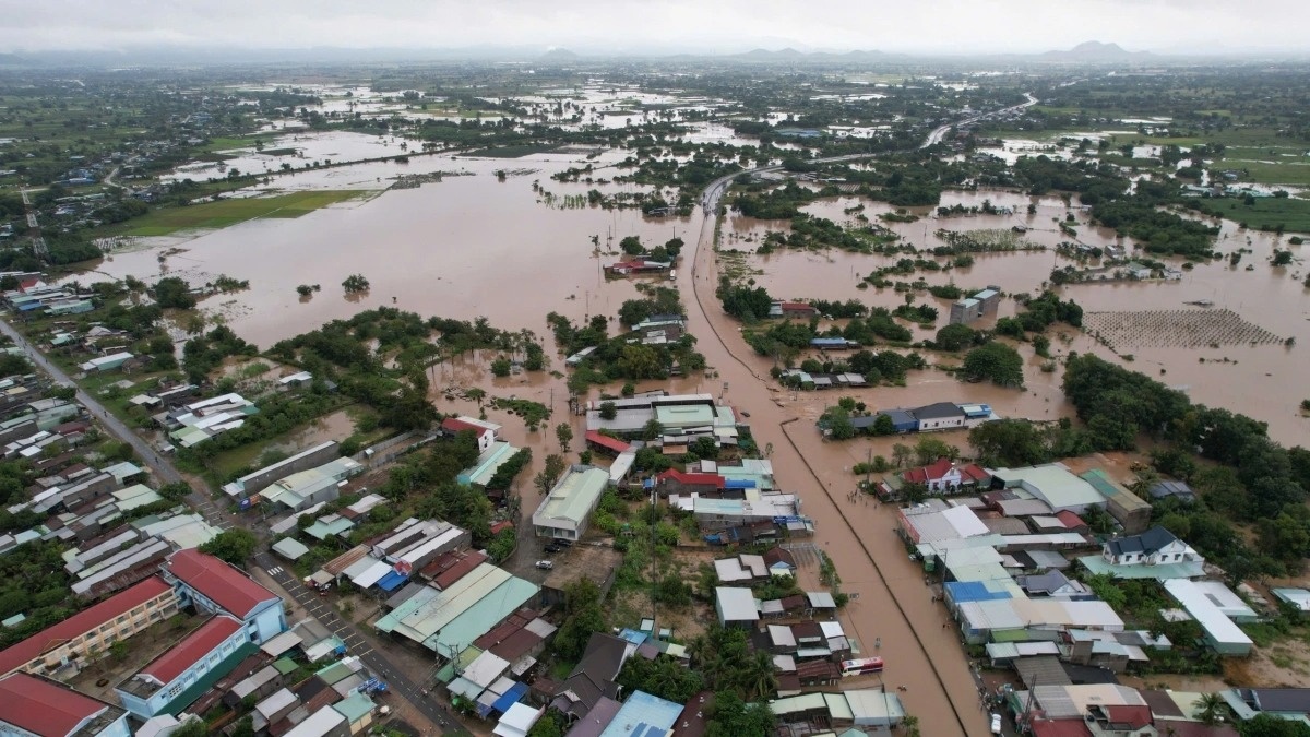 Nuoc lu lam xo lech dai phan cach QL1, cuon troi tau thuyen o Lam Dong hinh anh
