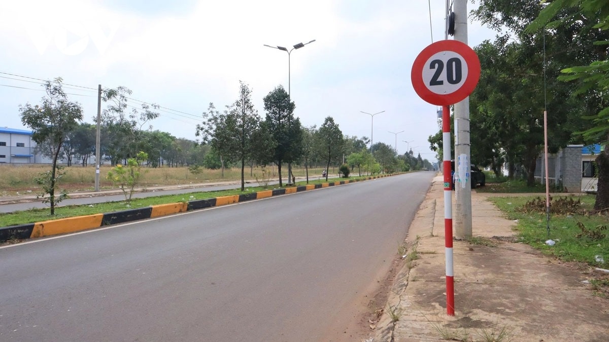 Yeu cau thao bien bao 20 km/h gay kho cho tai xe trong KCN o Dong Nai hinh anh
