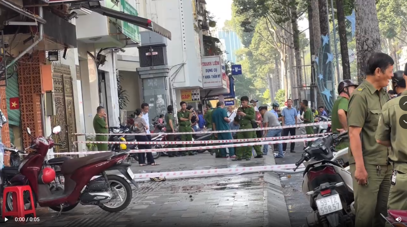 Vu chay o TP.HCM: Am anh tieng nguoi cha gao khoc 'cuu 2 con toi voi' hinh anh