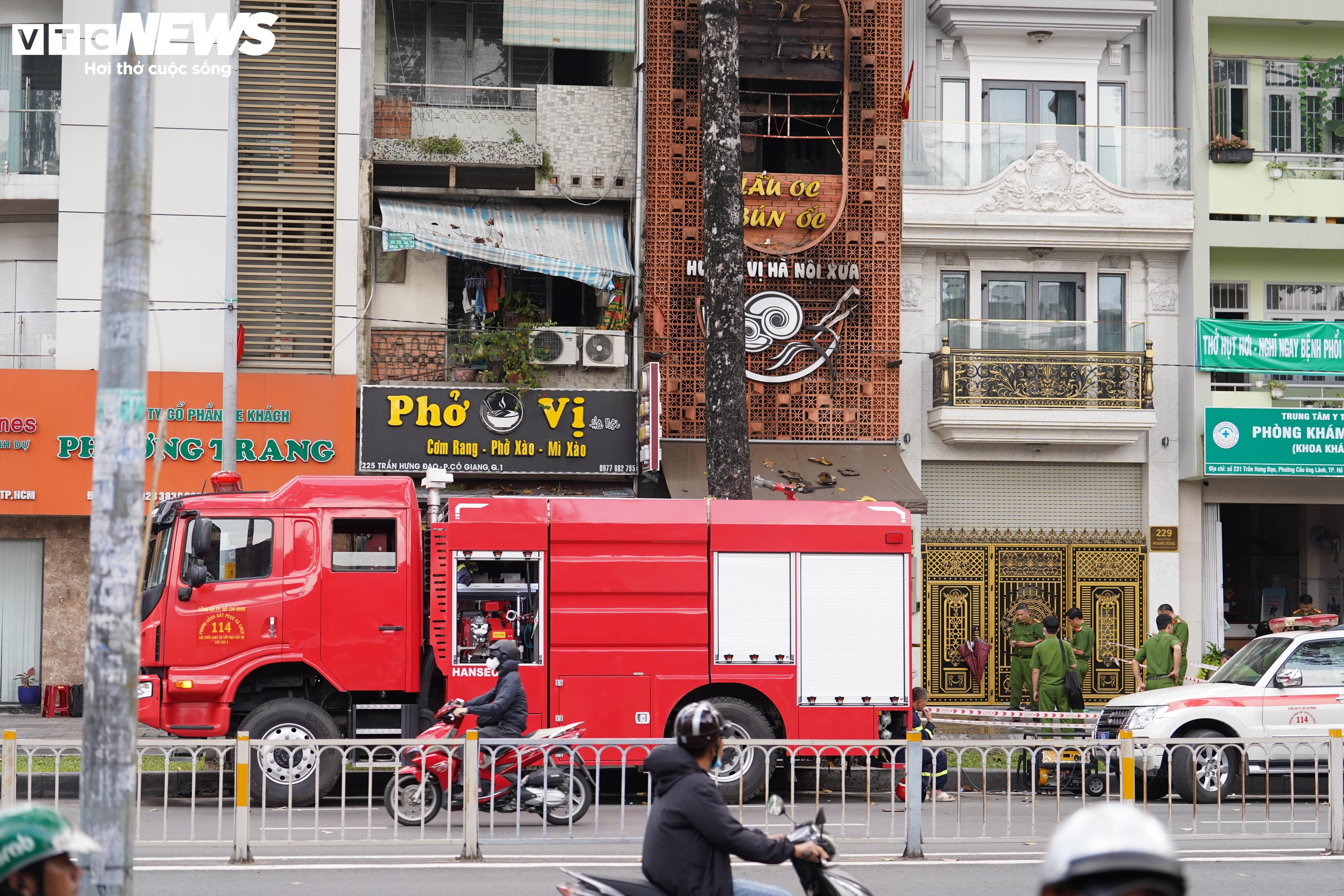 Chay o TP.HCM: Nhan chung ke phut nan nhan cau cuu trong hoang loan hinh anh