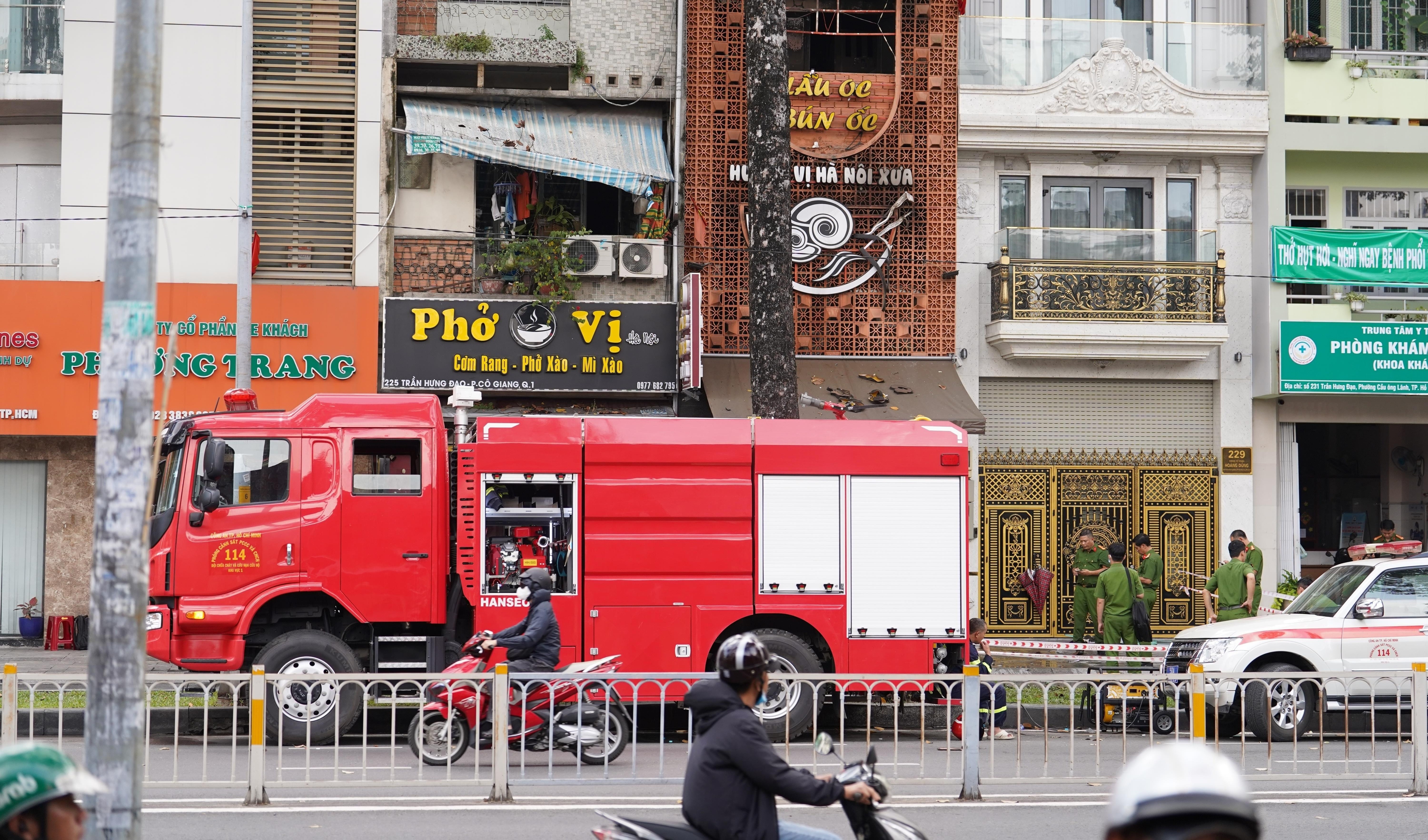 Chay o TP.HCM: Nhan chung ke phut nan nhan cau cuu trong hoang loan hinh anh