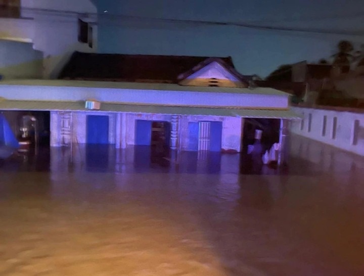 Nuoc lu bat dau rut, nhieu noi o Lam Dong van bi co lap hinh anh