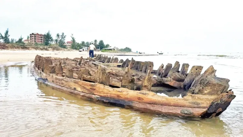 Tau co lo dien sau bao o Hoi An hinh anh
