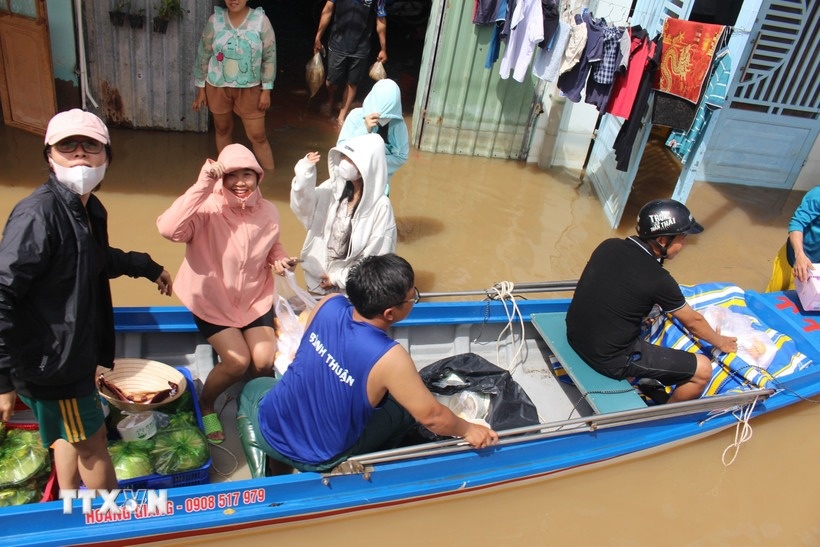 Ho tro khan cap nhu yeu pham cho nguoi dan vung lu o Lam Dong hinh anh