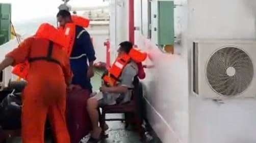 Cuu thanh cong thuyen vien Viet Nam tren tau gap nan o Malaysia hinh anh