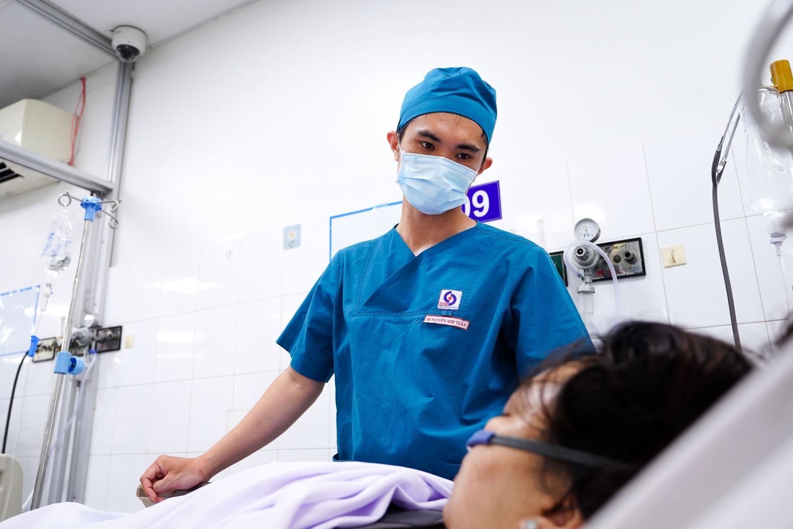 Hai nan nhan ke phut nhay tu tang cao thoat khoi dam chay o TP.HCM hinh anh