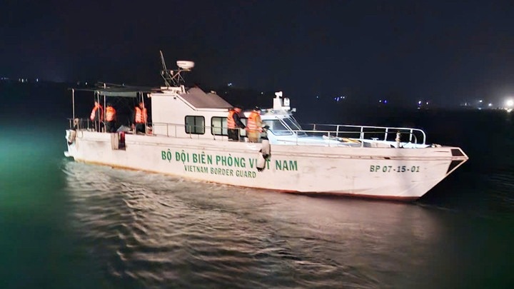 Chim thuyen, 2 ngu dan duoc cuu song sau nhieu gio troi dat tren bien hinh anh