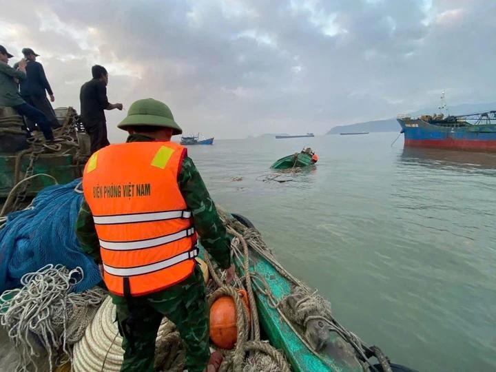 Tau ca chim luc con cach bo 500 m, 4 ngu dan may man duoc cuu song hinh anh