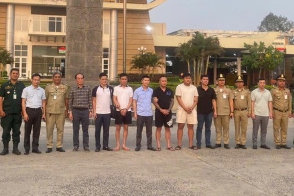 Nam thanh nien 9X,  sang Campuchia,  cam dau duong day anh 1