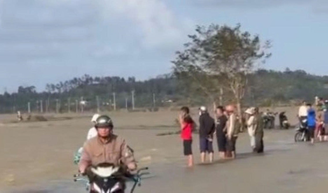 Hai me con o Dak Lak tu vong do roi xuong ruong nuoc chay xiet hinh anh