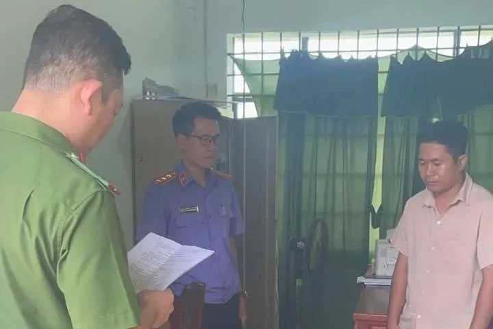 Lam Dong: Bat khan cap doi tuong chiem doat tien ho tro lu lut cho dan hinh anh