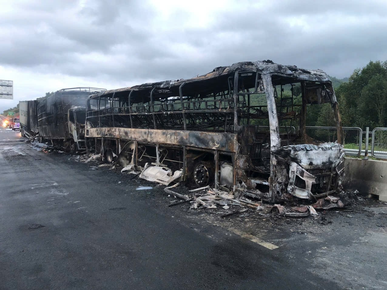 3 oto chay rui tren cao toc Van Phong - Nha Trang hinh anh