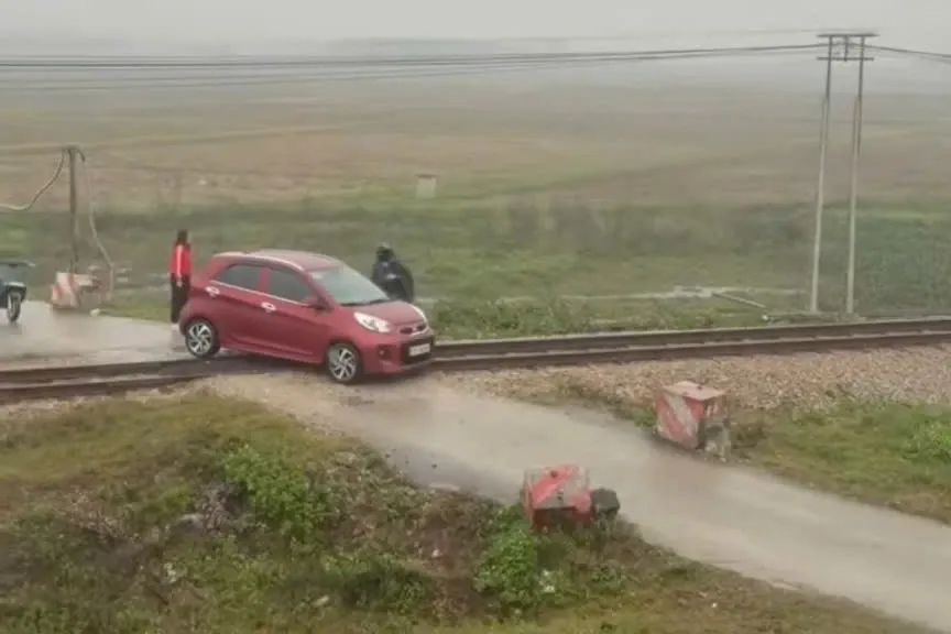 Lai tau hoa phanh gap cuu oto mac ket tren duong ray hinh anh