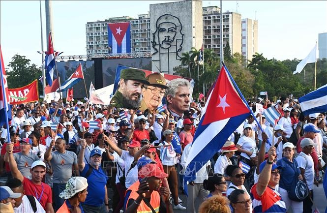 Nguoi dan Cuba xuong duong phan doi chinh sach cua My doi voi Venezuela hinh anh