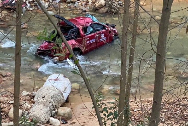 Xe tai mat phanh huc oto ban tai cho 4 nguoi tu cao toc xuong suoi hinh anh