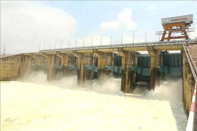 Chieu nay, ho thuy dien lon nhat mien Nam xa lu hinh anh