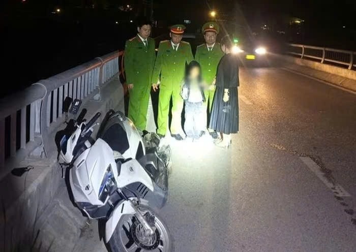 Nguoi phu nu buoc tay minh vao tay con trai 4 tuoi dinh nhay cau tu tu hinh anh