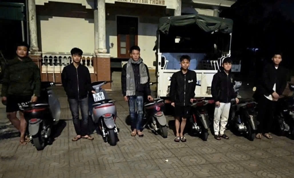 Dam CSGT tai chot kiem tra nong do con roi bo chay hinh anh