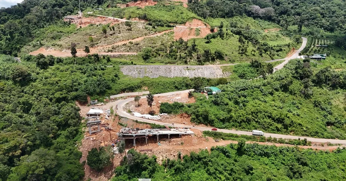 Nguoi dan ong tu vong nghi bi da tu xe ben roi trung hinh anh