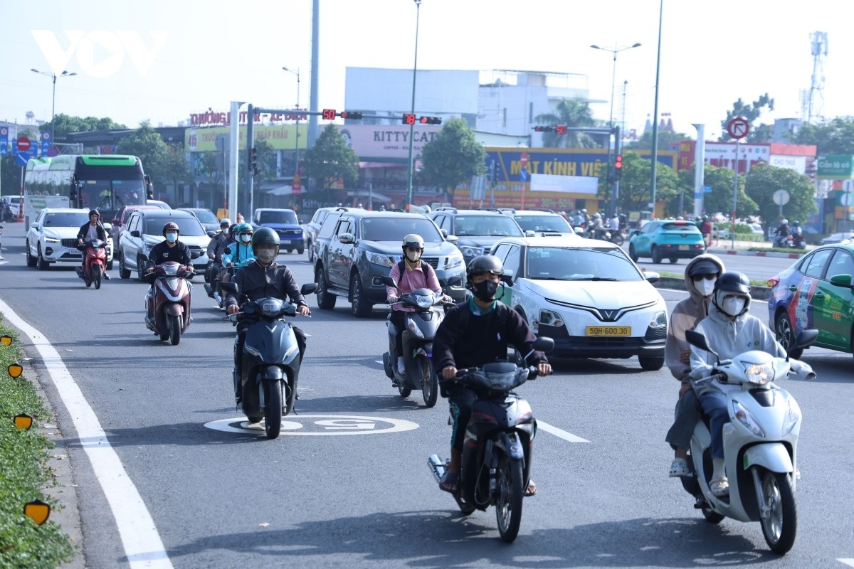 TP.HCM lanh ro ret, nguoi dan khoac kin ao am khi ra duong hinh anh