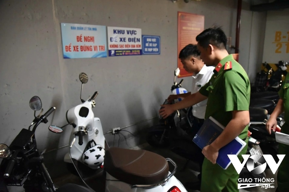 Nha ong, chung cu thi de xe dien o dau? hinh anh