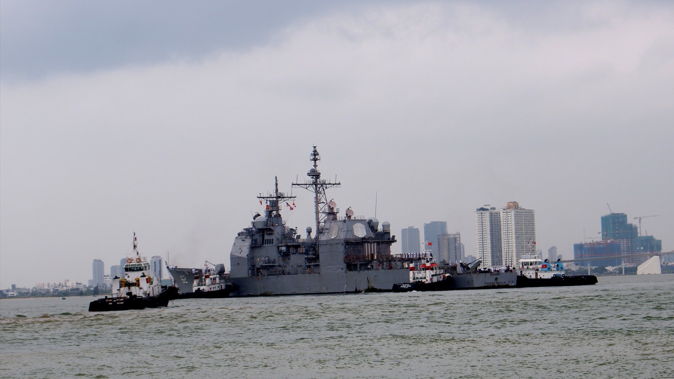 Tau do bo va tau tuan duong My cap cang Da Nang hinh anh