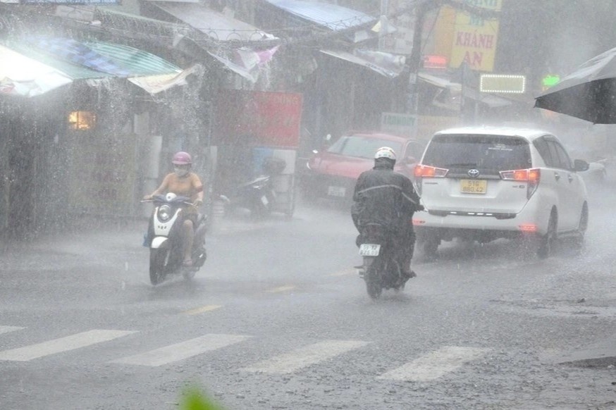 Mua lon bao phu TP Hue - Nam Trung Bo, nhieu noi co the vuot 200 mm hinh anh