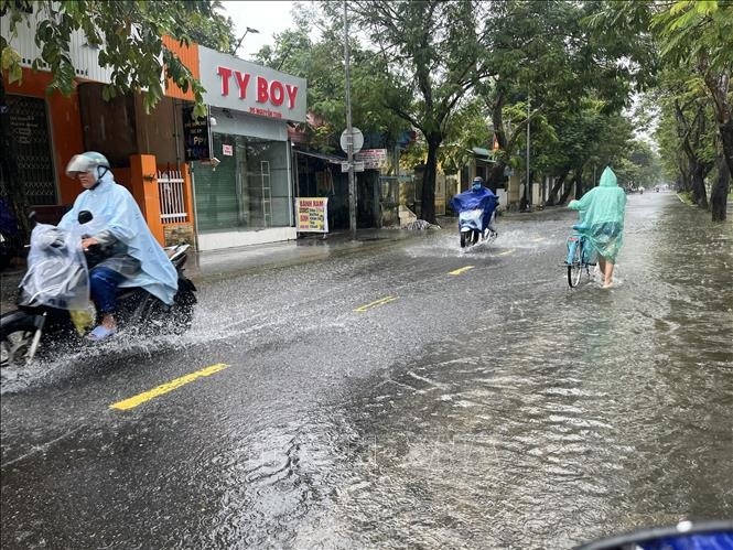 Mien Bac chenh lech 10°C giua ngay va dem, mien Trung mua lon hinh anh