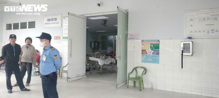 Nan nhan thoat chet ke khoanh khac xe khach va cham xe dau keo hinh anh