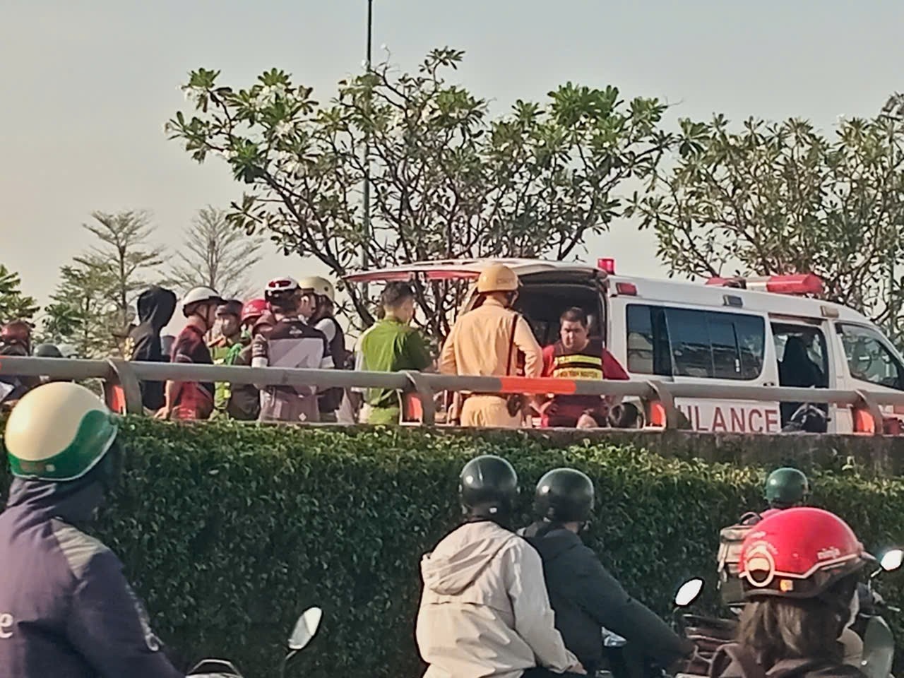 Mot buoi sang, 2 nguoi tu vong bat thuong tren duong Pham Van Dong, TPHCM hinh anh