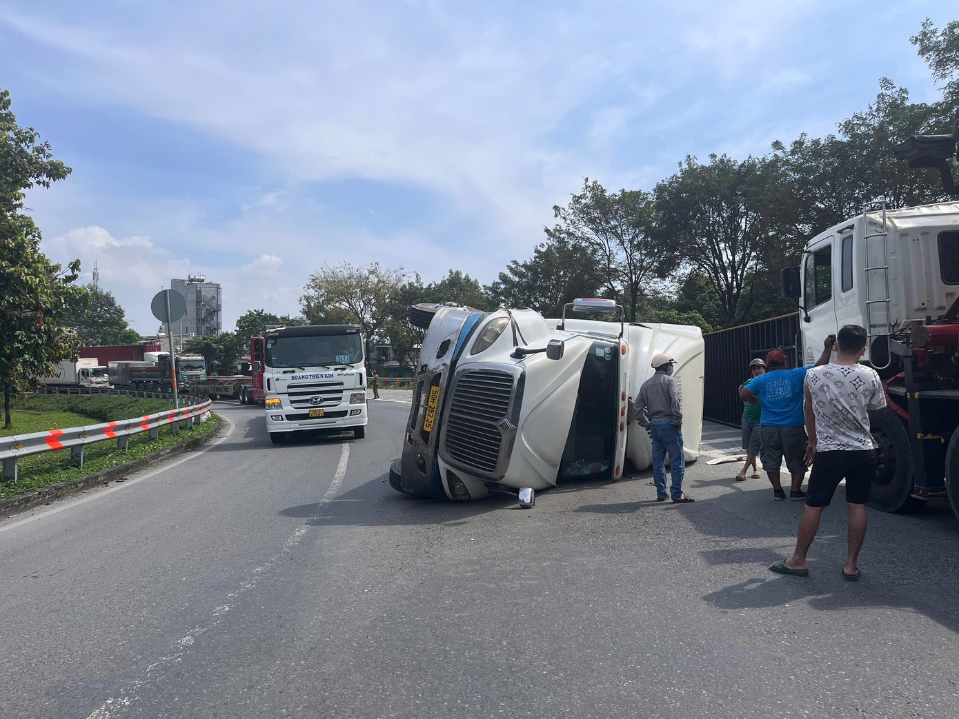 Xe container lat tren xa lo Ha Noi, giao thong un tac nhieu gio hinh anh
