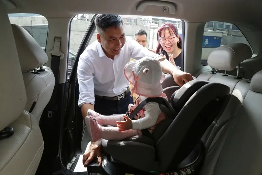 Nguoi lai oto khong duoc cho tre em duoi 10 tuoi ngoi cung hang ghe hinh anh