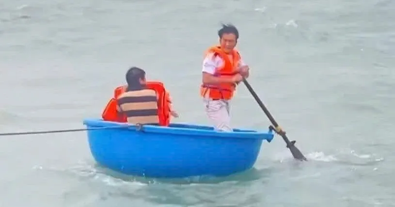 Tang Huan chuong Dung cam cho 2 nguoi hung cuu nguoi trong bao so 13 hinh anh