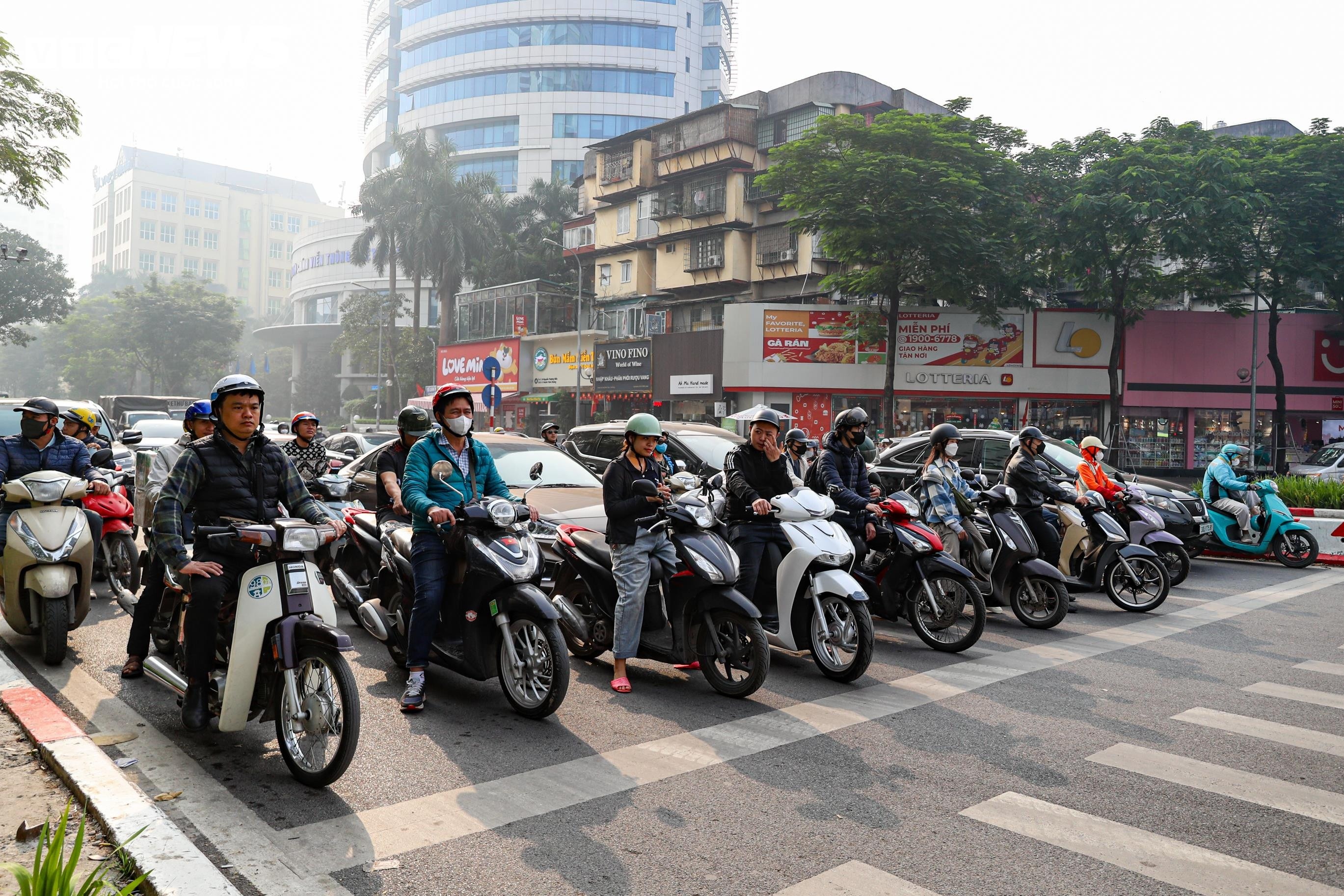 Dong xe dung 'thang nhu ke chi' tren tuyen pho Ha Noi lap camera AI hinh anh