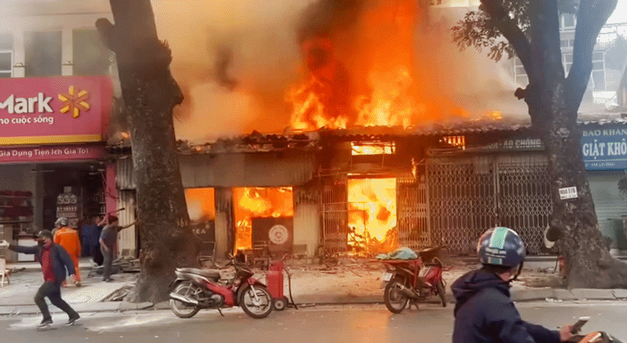 Dang chay lon tai day nha tren pho Lo Duc, Ha Noi hinh anh