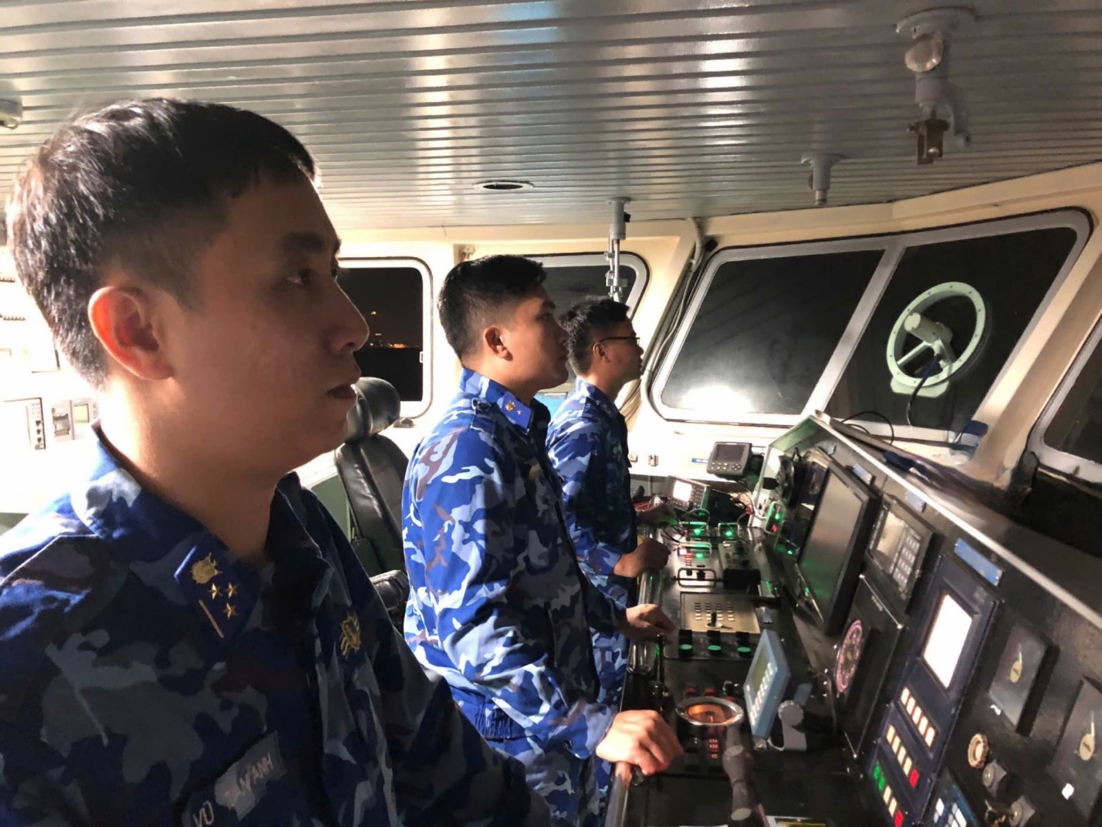 Chim tau tren bien Ha Tinh, 9 ngu dan mat tich hinh anh