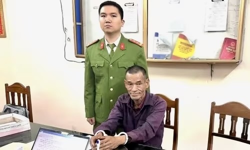 Doi tuong,  Dung sung AK,  Cuop o bai vang anh 1