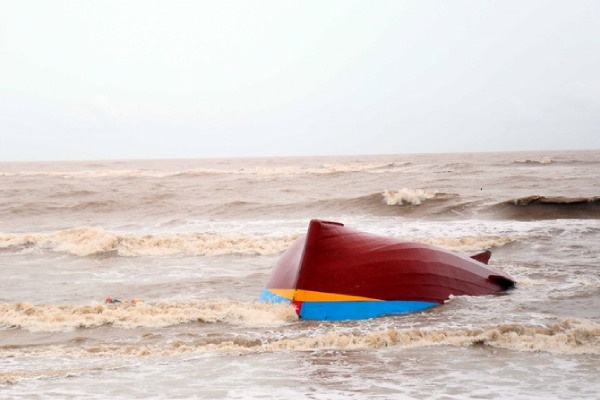 Chim tau ca tren bien, 6 ngu dan may man duoc cuu song hinh anh