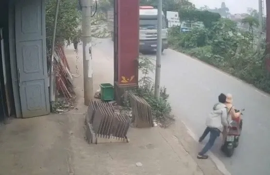 day CSGT,  vao dau xe tai,  Ha Noi anh 2