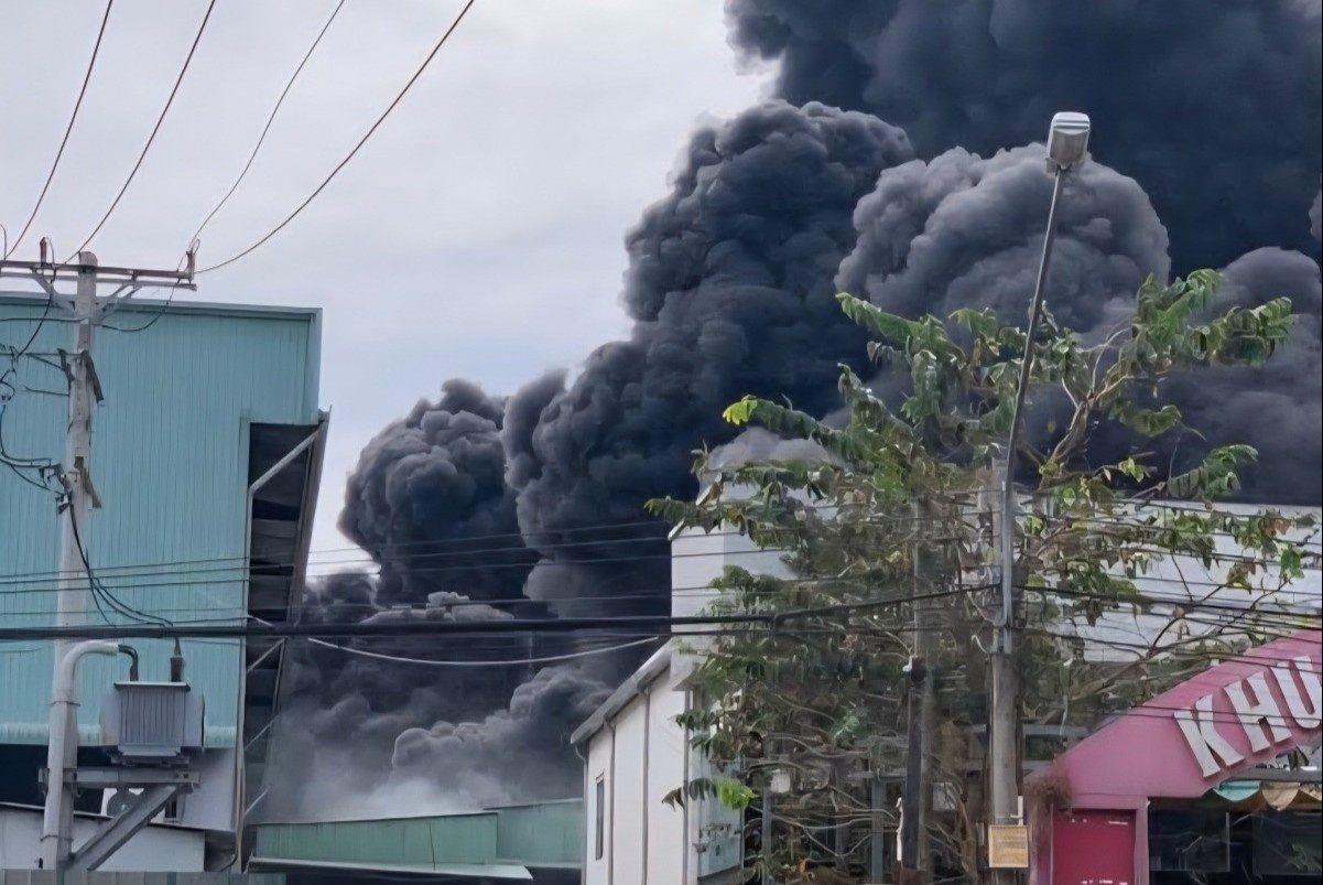 Chay bai phe lieu mut xop tai TP.HCM, khoi den bao trum bau troi hinh anh