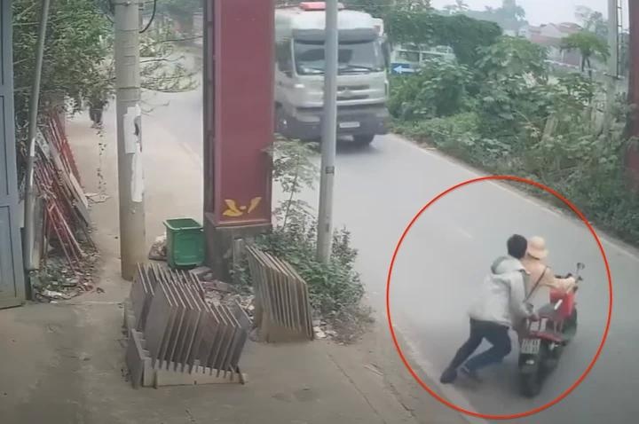 Cung co ho so khoi to doi tuong day CSGT vao dau xe tai dang lao toi hinh anh