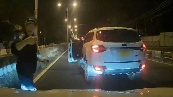 Xac minh video,  Tai xe oto,  Chan dau xe anh 1