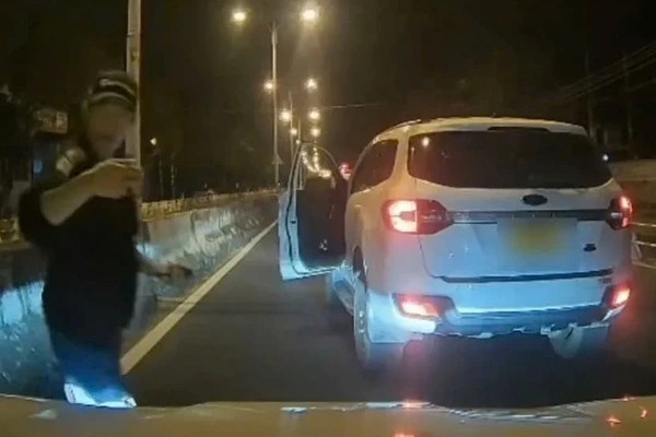 Xac minh video tai xe oto chan dau xe, chui boi nguoi di duong hinh anh