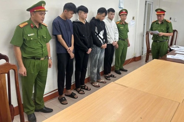 Hon 20 thanh thieu nien o Da Nang lao vao hon chien canh truong hoc hinh anh