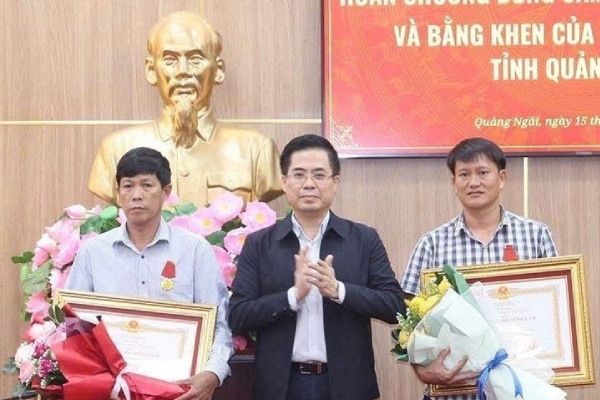 Trao Huan chuong Dung cam cua Chu tich nuoc cho 2 cong dan Ly Son hinh anh