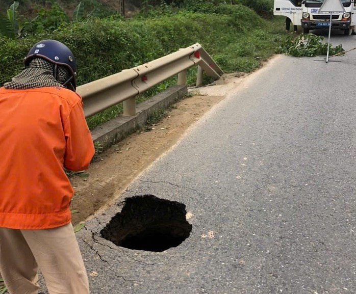 Xuat hien ho sut chua ro nguyen nhan tren quoc lo hinh anh