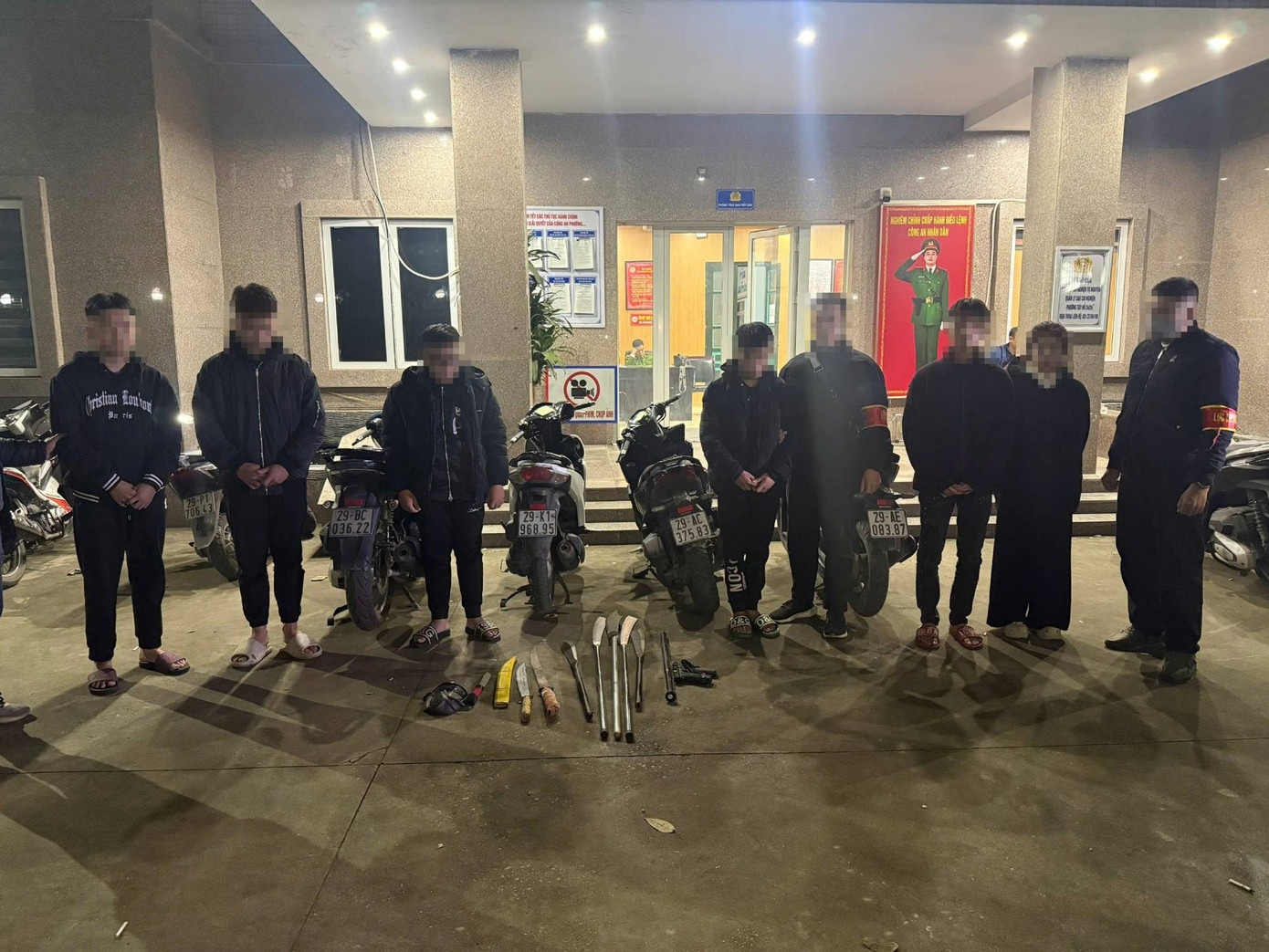 Canh sat 141 phat hien nhom doi tuong tang tru 2 khau sung hinh anh