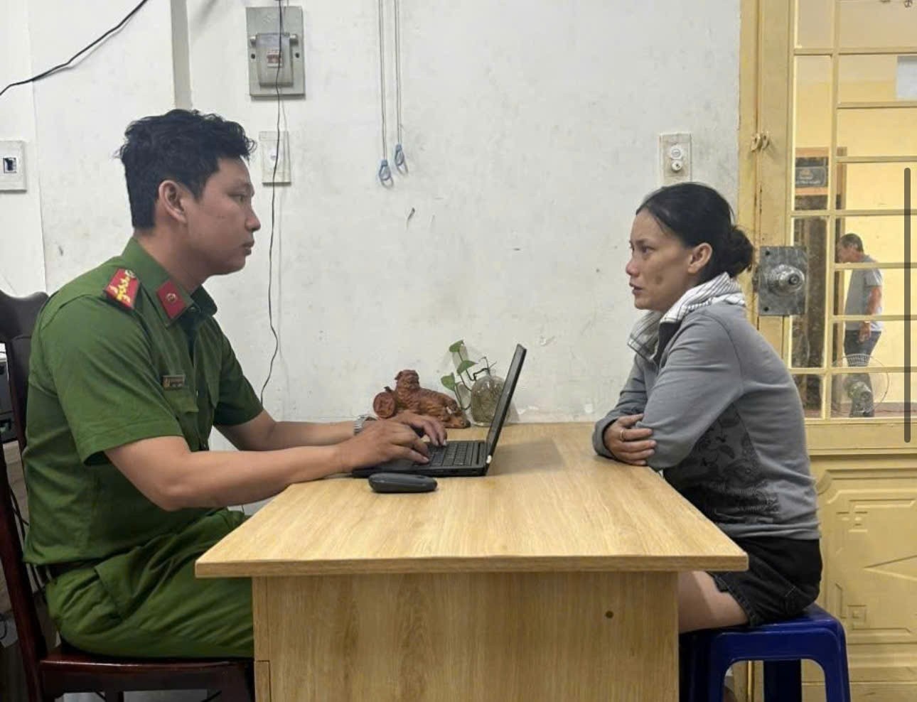 Cong an vao cuoc vu me cho con di cuop bong tai cua be gai 5 tuoi hinh anh